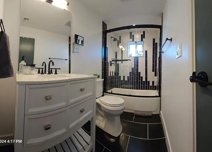 Walk 2 Old Town 4 Bathrooms 5 Bedrooms Golf Putting Pool Table 12 Min To Airport *