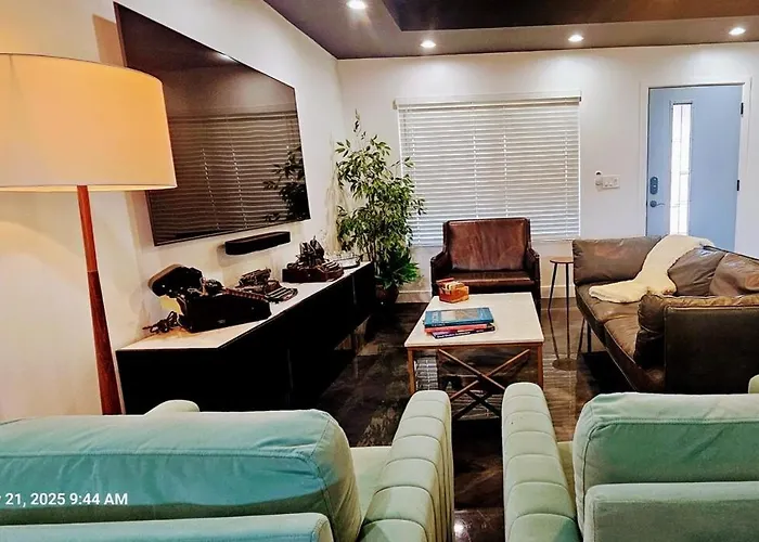 Walk 2 Old Town 4 Bathrooms 5 Bedrooms Golf Putting Pool Table 12 Min To Airport Сasa de vacaciones