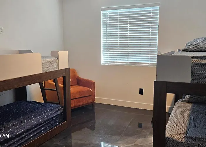 Walk 2 Old Town 4 Bathrooms 5 Bedrooms Golf Putting Pool Table 12 Min To Airport *