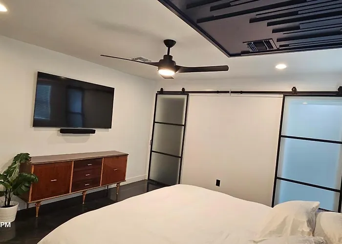 Walk 2 Old Town 4 Bathrooms 5 Bedrooms Golf Putting Pool Table 12 Min To Airport *
