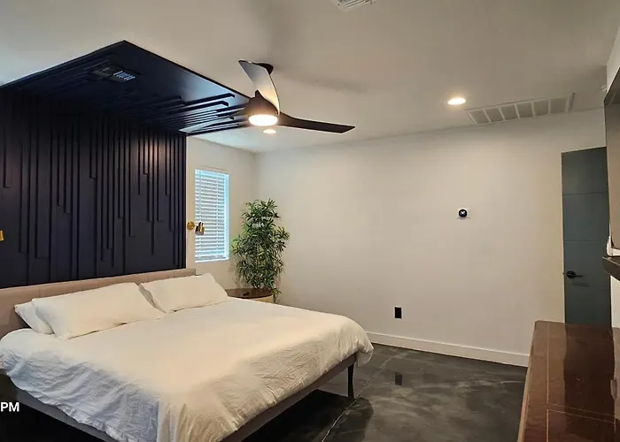 Walk 2 Old Town 4 Bathrooms 5 Bedrooms Golf Putting Pool Table 12 Min To Airport
