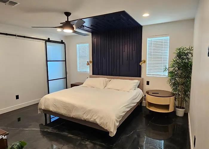 Walk 2 Old Town 4 Bathrooms 5 Bedrooms Golf Putting Pool Table 12 Min To Airport * Scottsdale