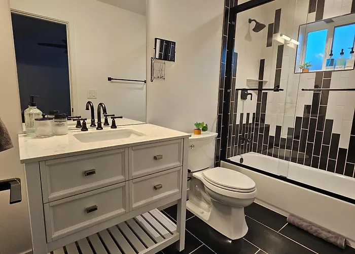 Walk 2 Old Town 4 Bathrooms 5 Bedrooms Golf Putting Pool Table 12 Min To Airport Сasa de vacaciones