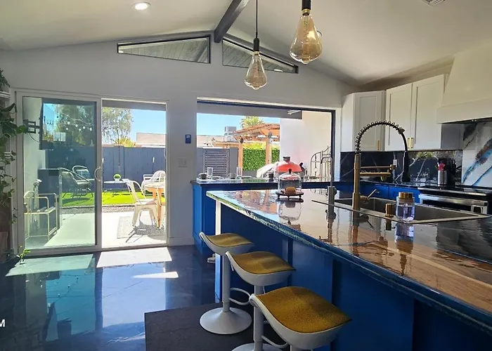 Walk 2 Old Town 4 Bathrooms 5 Bedrooms Golf Putting Pool Table 12 Min To Airport Сasa de vacaciones