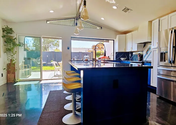 Walk 2 Old Town 4 Bathrooms 5 Bedrooms Golf Putting Pool Table 12 Min To Airport