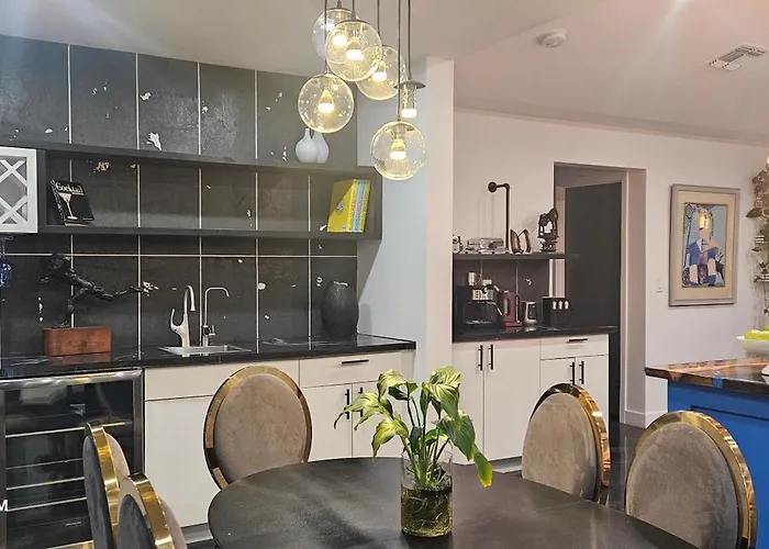 Walk 2 Old Town 4 Bathrooms 5 Bedrooms Golf Putting Pool Table 12 Min To Airport Сasa de vacaciones